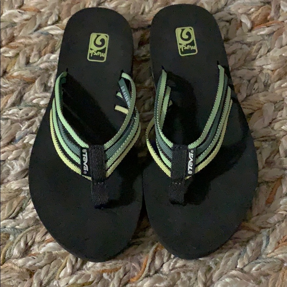 New Teva women’s size 6 sandals